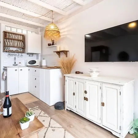 The Lighthouse By The Sea & Wifi Apartment