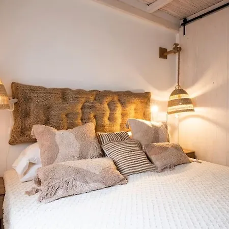 The Lighthouse By The Sea & Wifi Apartment