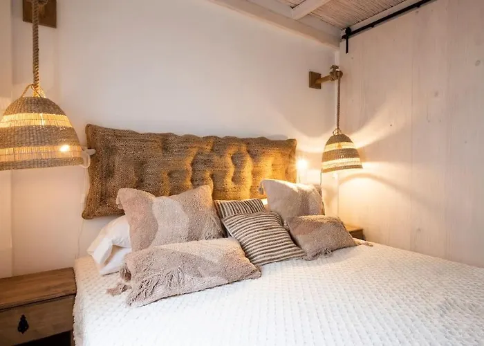 The Lighthouse By The Sea & Wifi Appartement