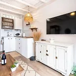 The Lighthouse By The Sea & Wifi Apartament