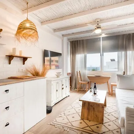 Апартаменты The Lighthouse By The Sea & Wifi *